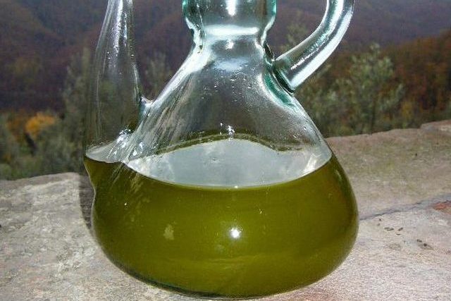New olive oil just pressed: Credit, Wikimedia Commons Olive oil production in Tunisia consolidates world number 2 status