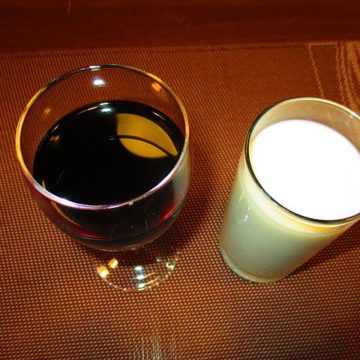Red_Wine__Milk Industry in Italy: groceries soar with +16.7 percent driven by exports