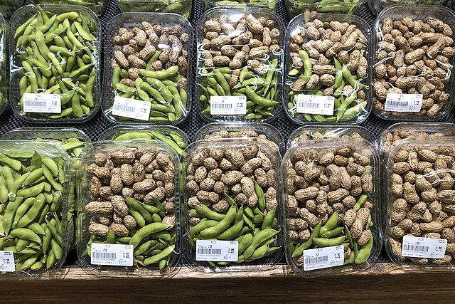 Soybeans/groundnuts at a market: Credit, Wikimedia Commons Food commodities on Sale