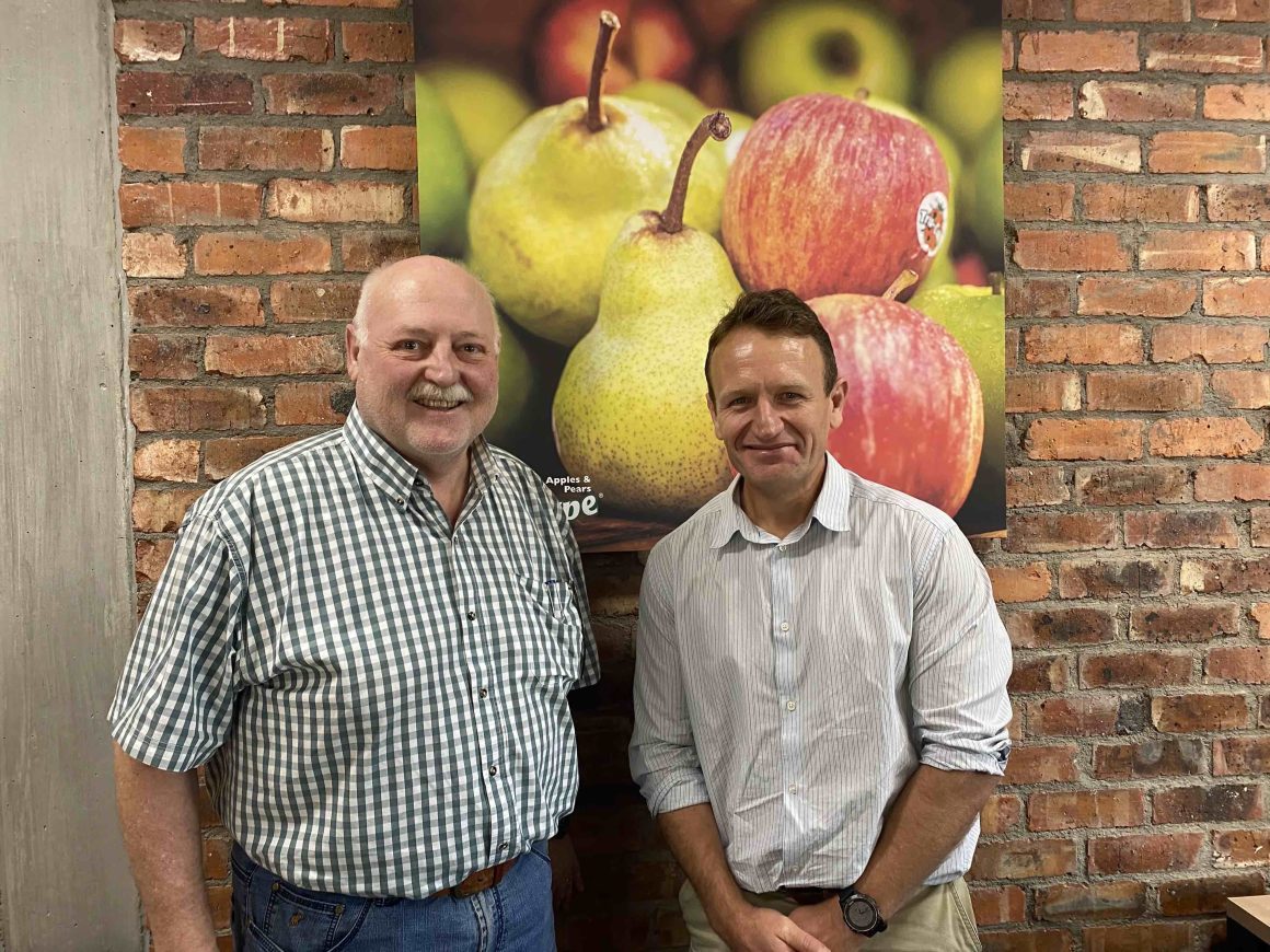 Anton Rabe (left) with Roelf Pienaar at Tru-Cape’s new offices in Paarl (c) Tru-Cape The fruit industry in South Africa hopeful despite port delays