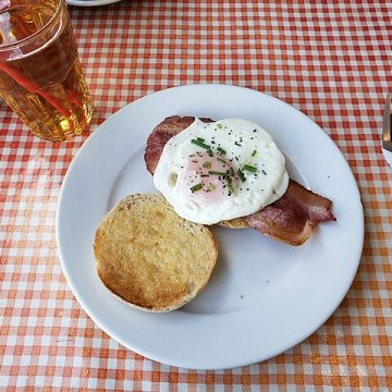Toasted English muffin with fried egg and bacon: Credit, Wikimedia Commons Egg cuisine gets even more expensive in U.S. 2025